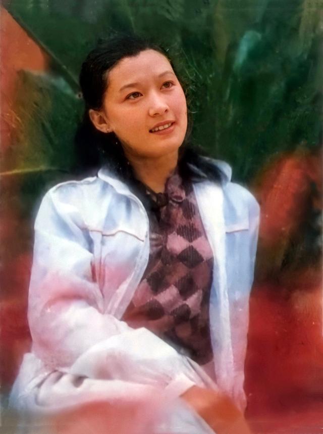这是80年代初，北京人艺重点培养的三名女演员，
图一叫罗历歌，图二叫王姬，图三宋