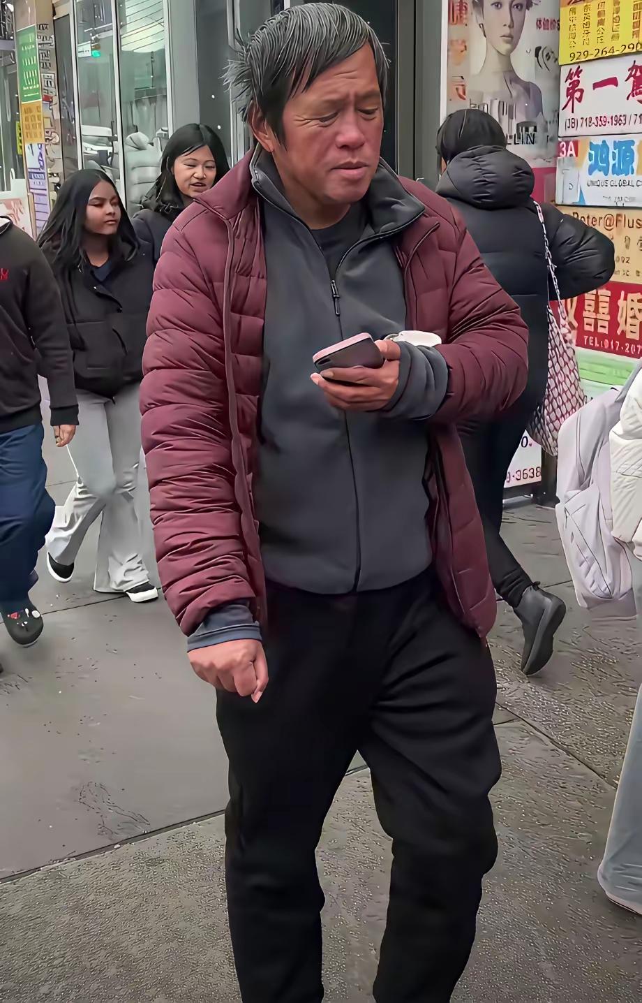 孙卫东仍然在纽约街头流浪，这个堂堂的博士现在已经无人问津。
要是在国内，像他这种