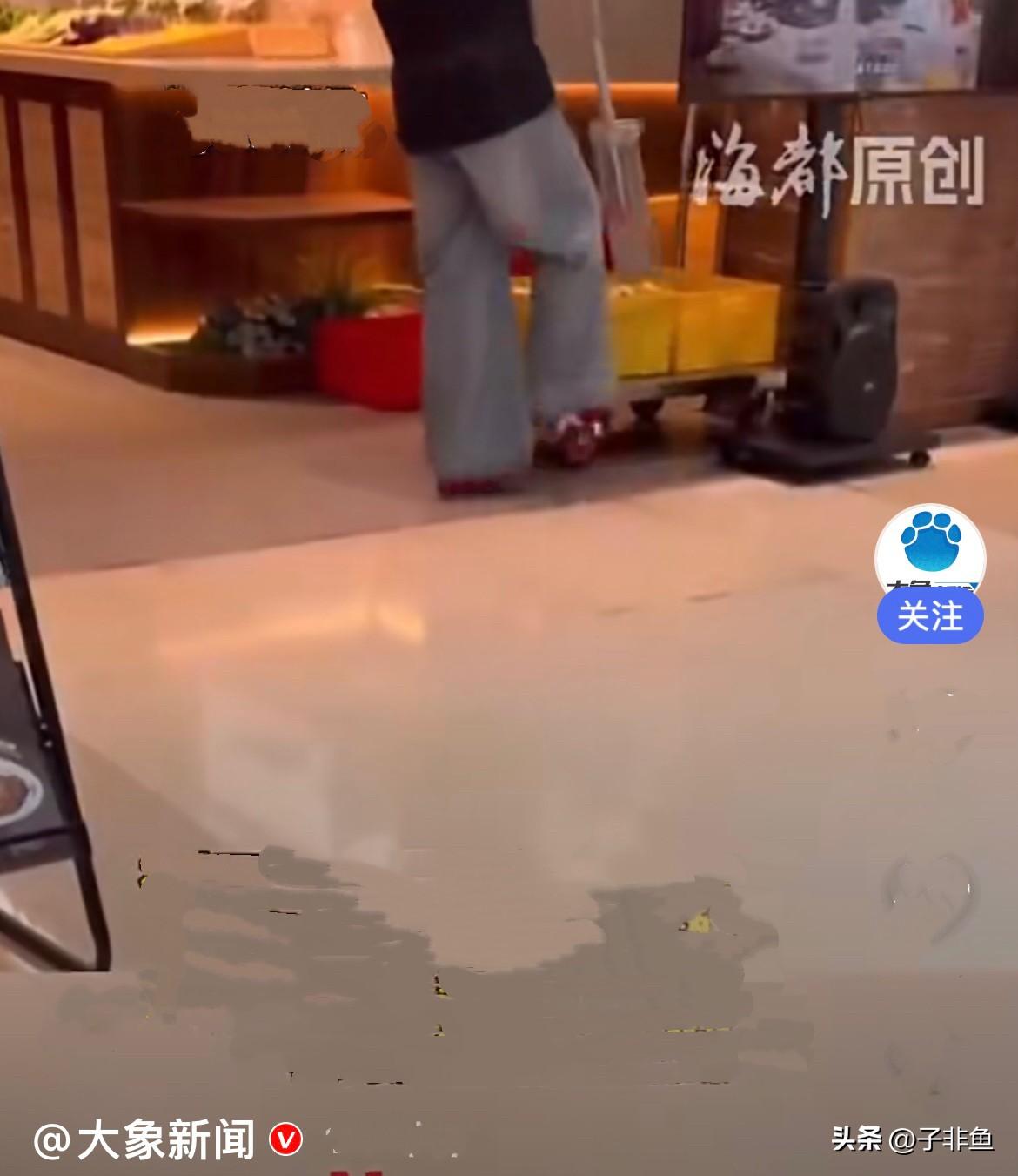 近日。广东深圳一家餐饮店，大白天顾客都在排队就餐，后厨店员拖完地之后，竟直接拿着