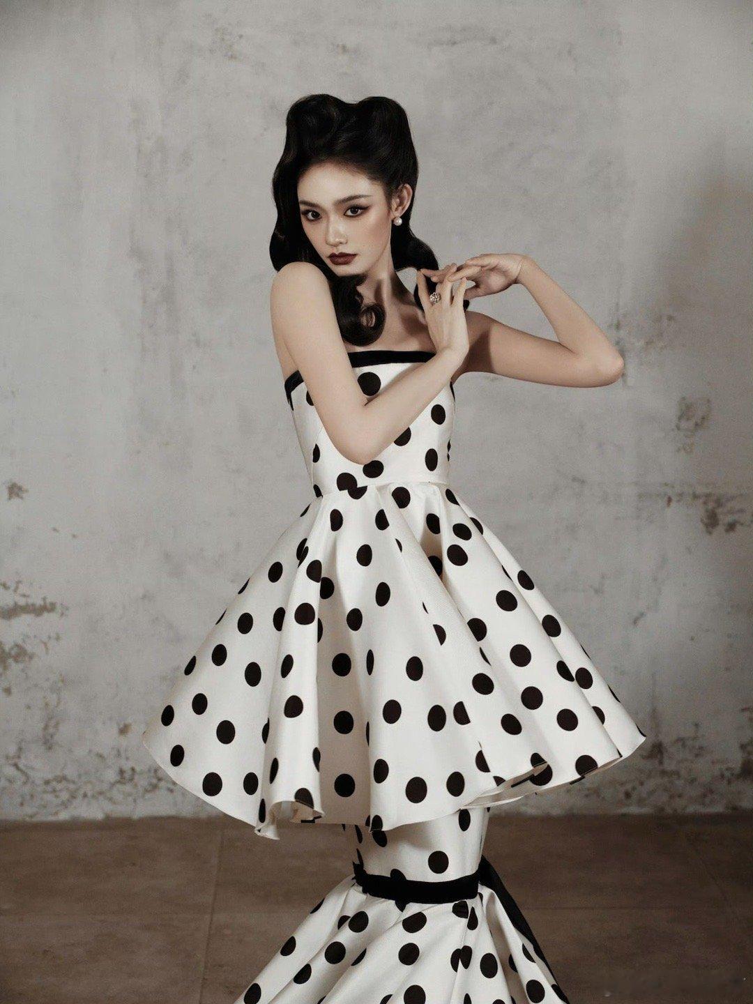 林允摔倒林允被裙子绊倒 林允摔倒 