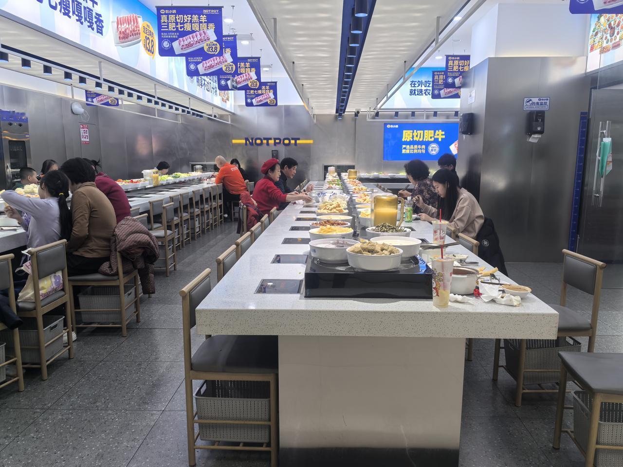 在商场里面看到流水线涮火锅， 33元一位随便吃。想起了多年前登山，在香山后山的一