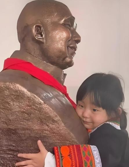 2021年，四川成都1女子带着3岁的女儿到大凉山景区。谁料，两人走到一座石像前，