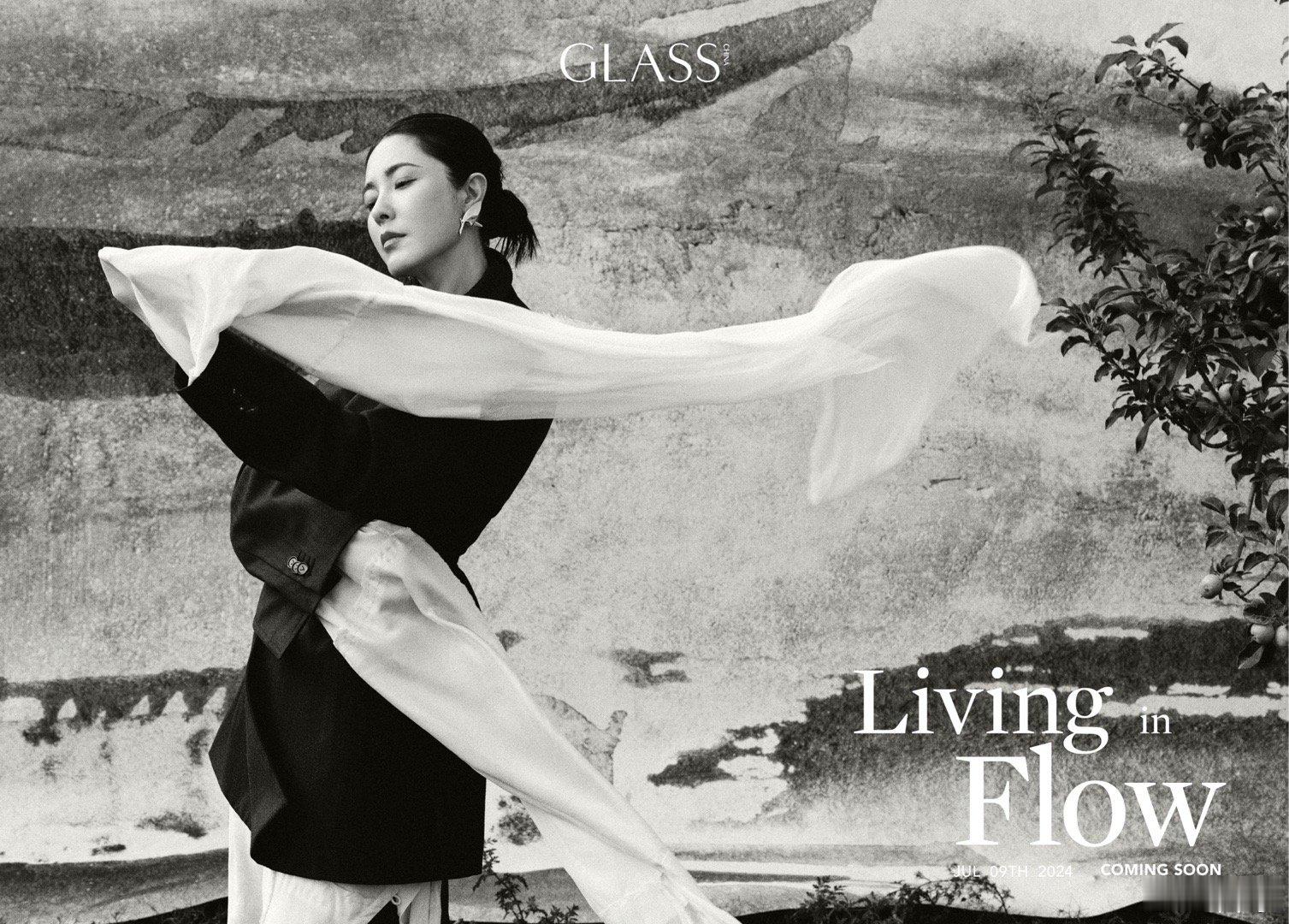 #曾黎西装下是京剧水袖#  登封《GLASS》中文版七月刊，黑色西装下穿的是京剧