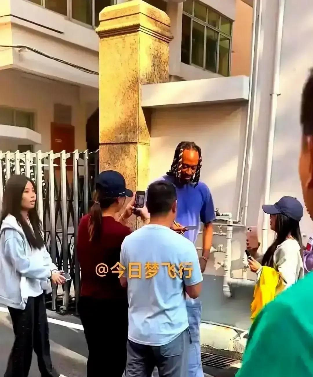 他撕掉了8天康复计划，却撕不开二级防护护具。
脚踝拉伤仅72小时，麦考尔就重返训