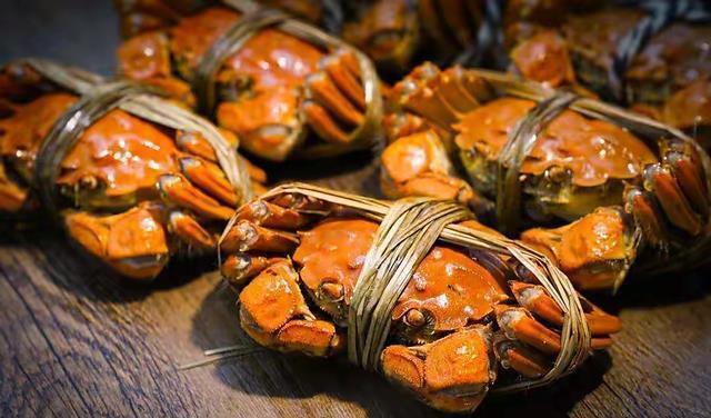 一根稻草，扔在街上，就是垃圾，与白菜捆在一起就是白菜价，如果与大闸蟹绑在一起就是