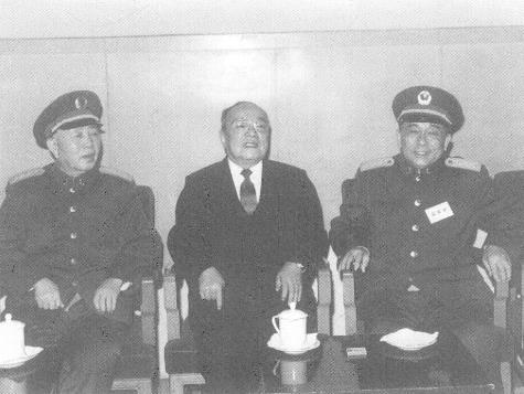 1990年1月，王诚汉(右)与杨尚昆(中)、刘华清在人民大会堂。