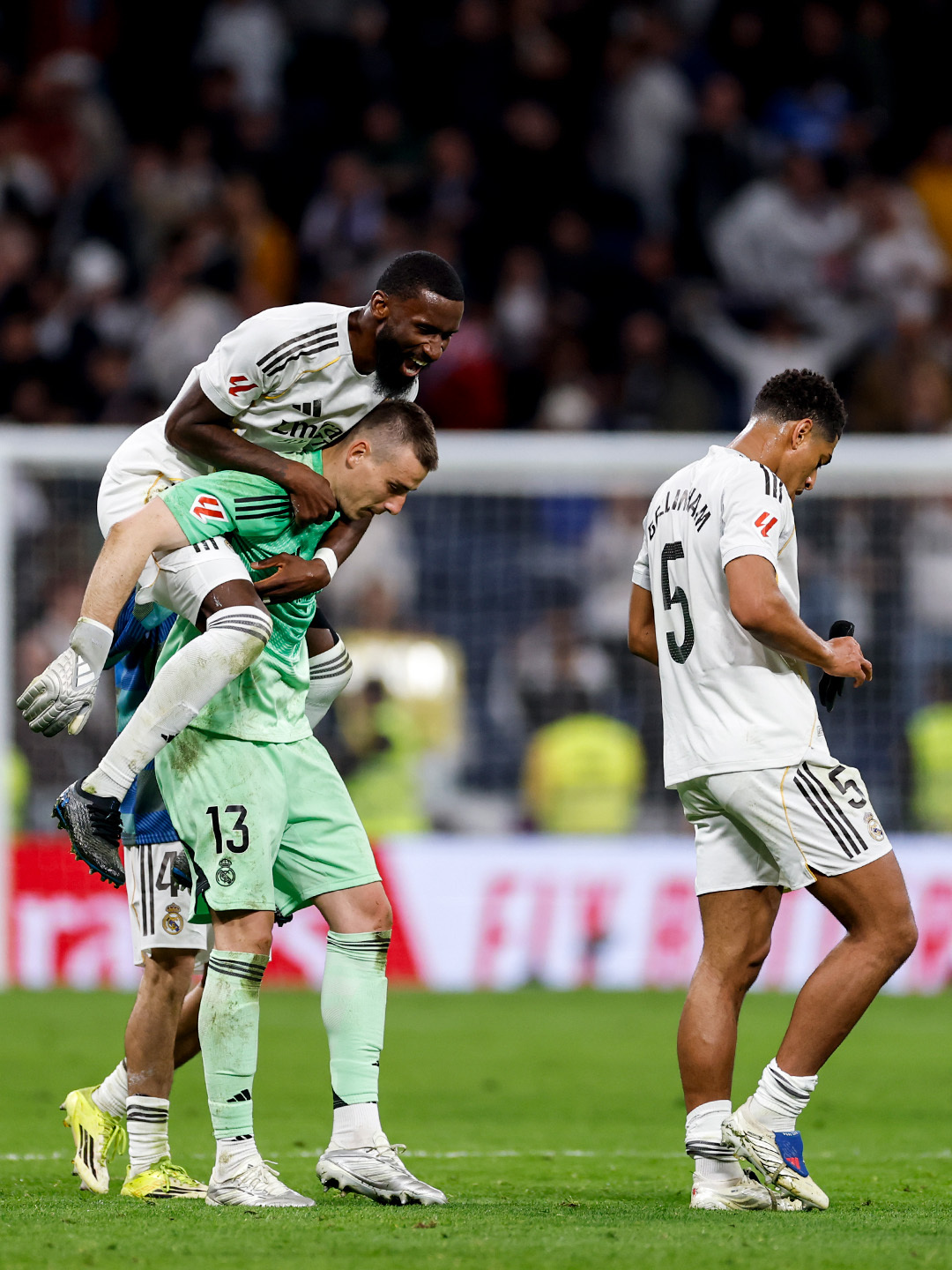 来了三年第一次在联赛赢马竞，赛后被吕迪格抱起来皇马vs马竞