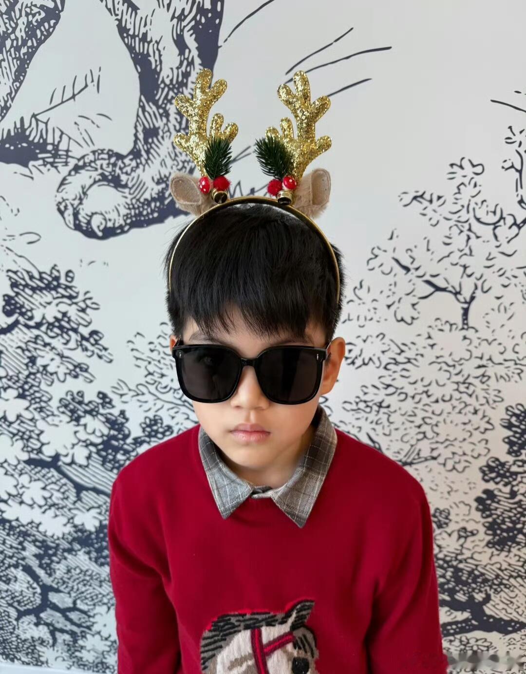 陈妍希圣诞节晒了儿子小星星正脸照🤩 