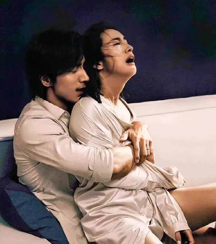 夫妻之间的敌人是谁？

谁导致你们夫妻吵架，谁就是你们夫妻的敌人，不管是老人，亲