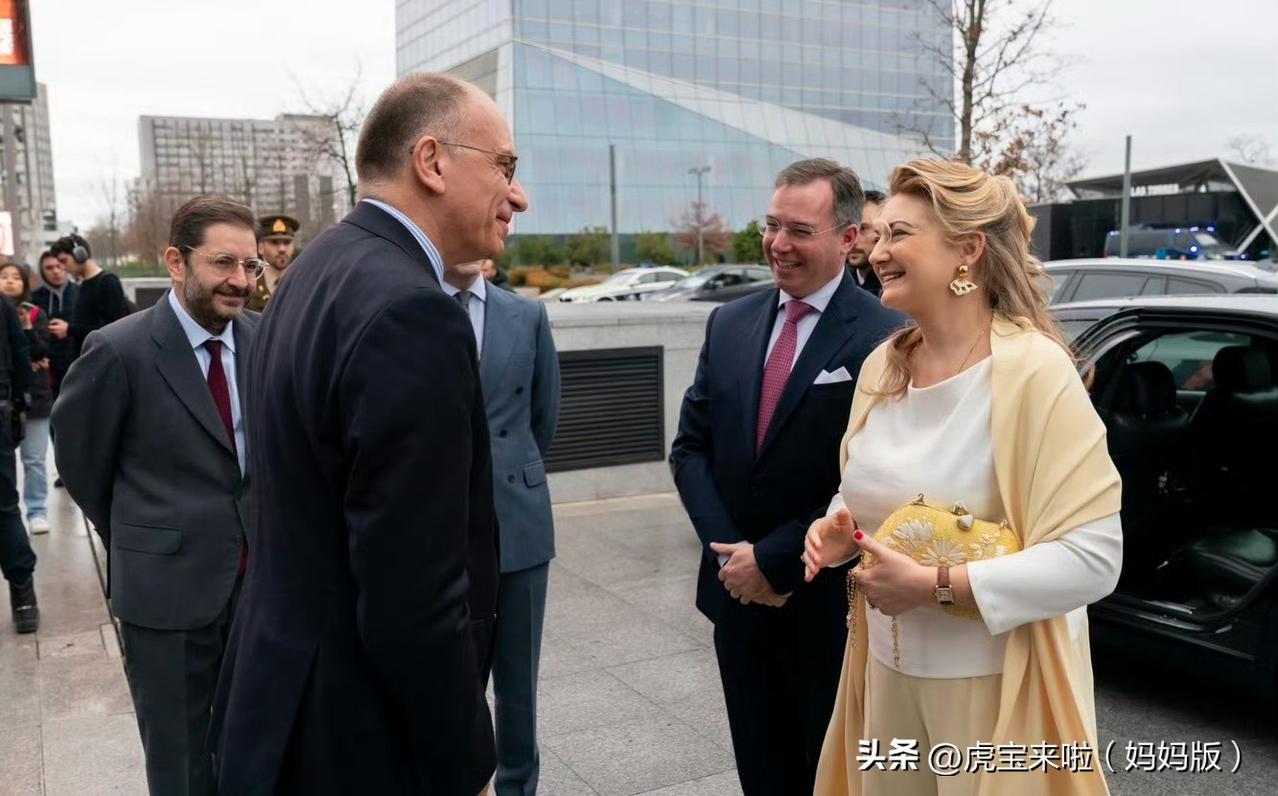 大公夫妇在西班牙的第二天，参观访问大学！斯蒂芬妮的亮黄色穿搭与发型都超级温柔优雅