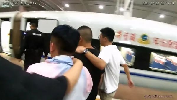 心惊肉跳!高铁发车前1分钟,上海民警冲进车厢……
