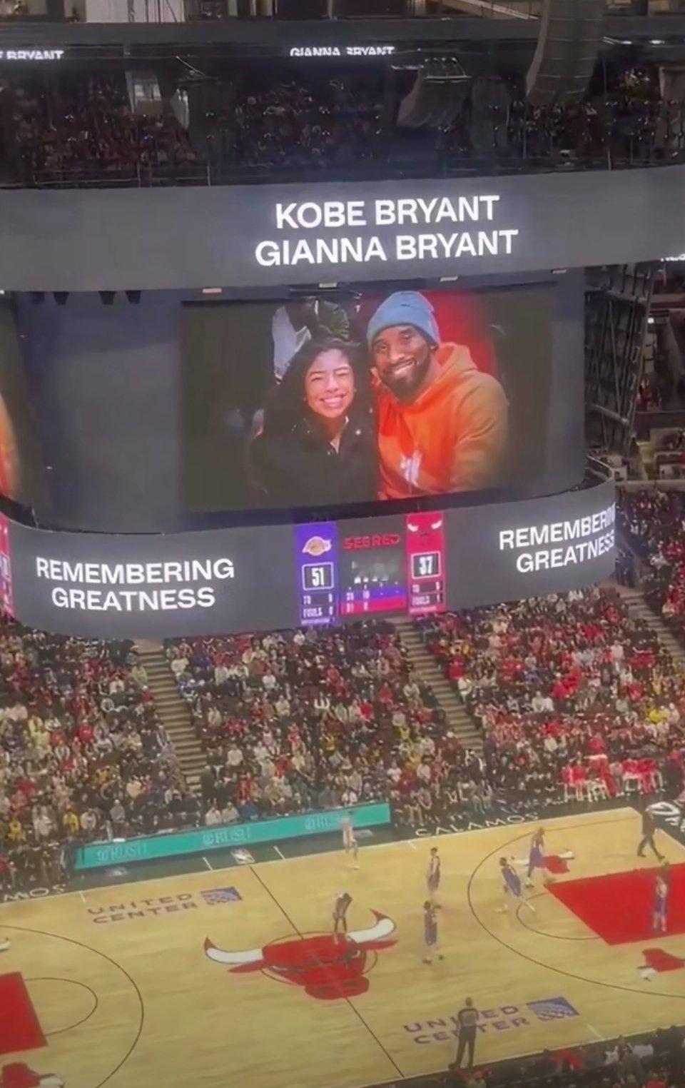 公牛主场向科比与gigi致敬没想到已经六年过去了。科比与女儿Gigi逝世六周年之