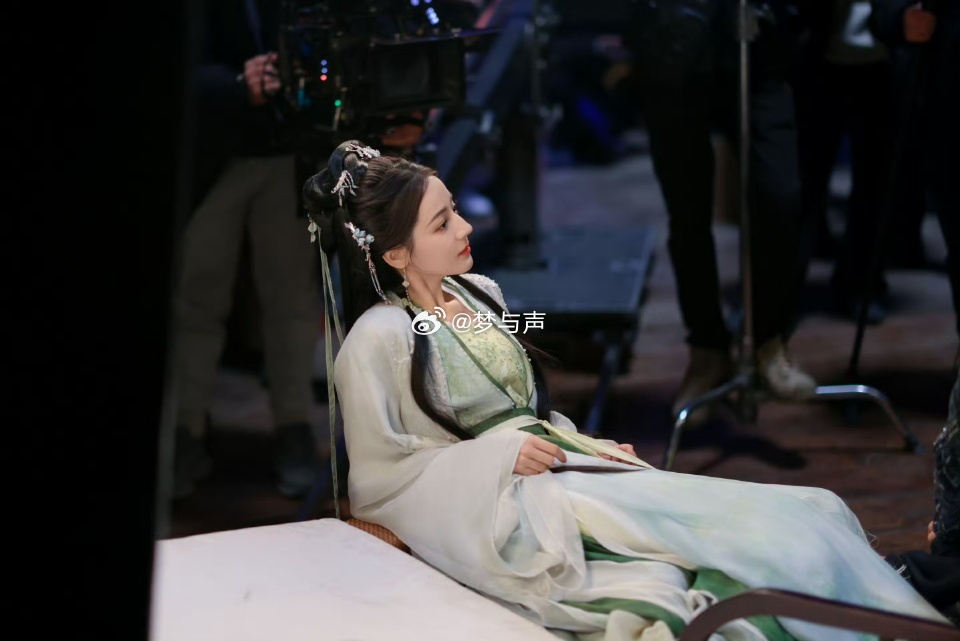 迪丽热巴贺思慕顶级压制白日提灯校武大赛这段，贺思慕帅到什么程度？帅到我想冲进屏幕