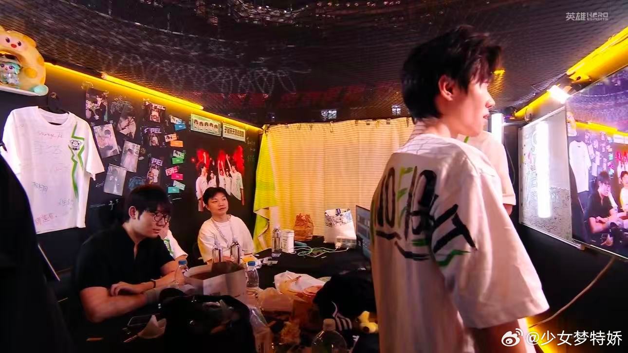 猴系电竞选手赛场对战猛劲十足，休息的时候人手一根香蕉补充状态，猴系专属回血方式也