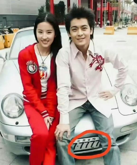 追忆往昔，多年以前林志颖和刘亦菲，在台湾省车牌号车子前的合影。
偶像明星林志颖，