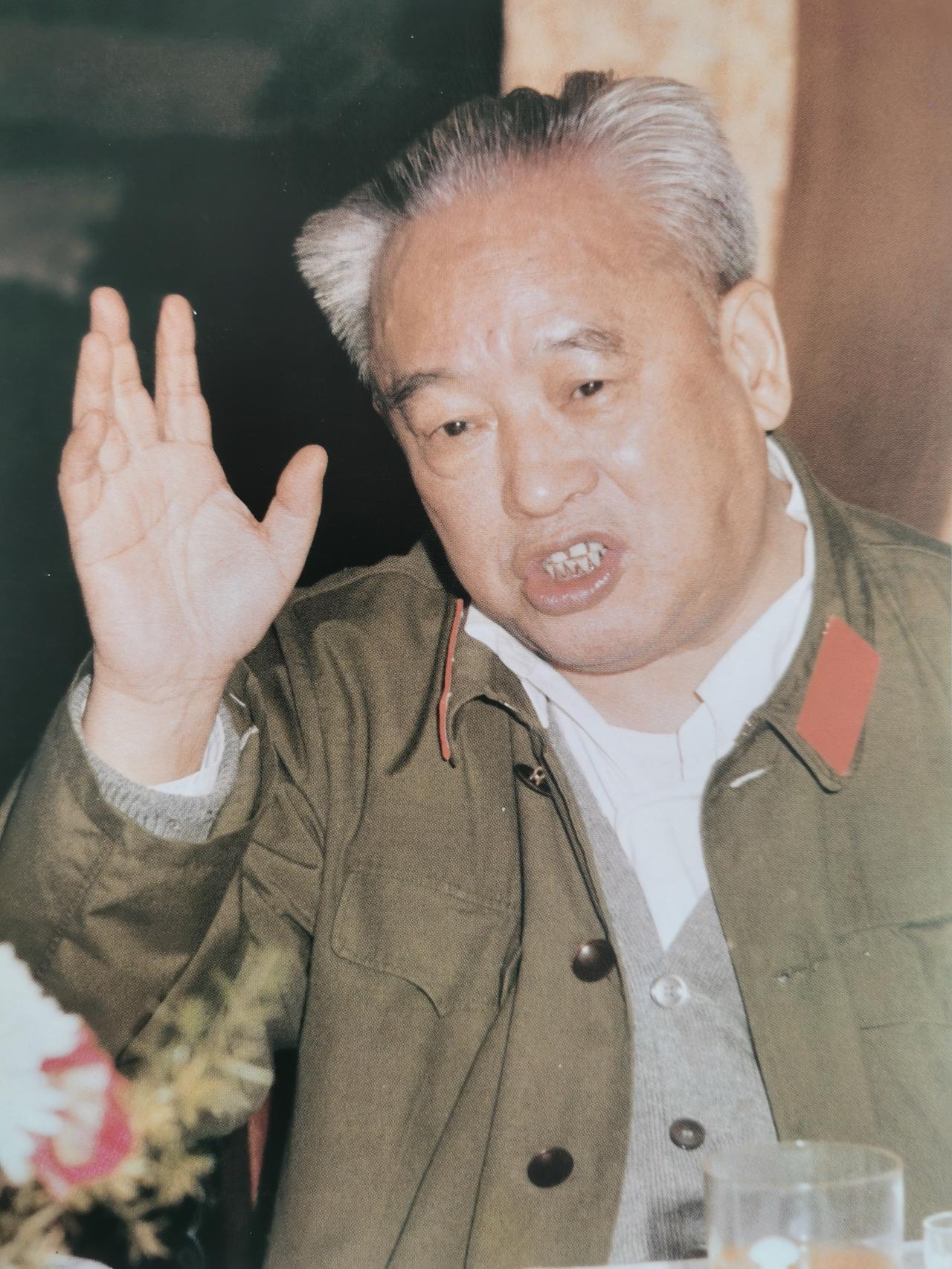 1977年开国中将余秋里回到大庆油田视察。大庆油田是余秋里担任石油工业部长期间搞