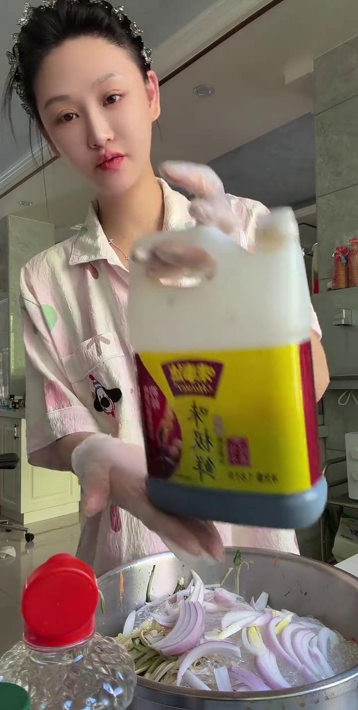 家常凉拌菜教程。
凉拌菜真的是我出过很多次教程，还有问我要教程的。
·娃娃菜不需