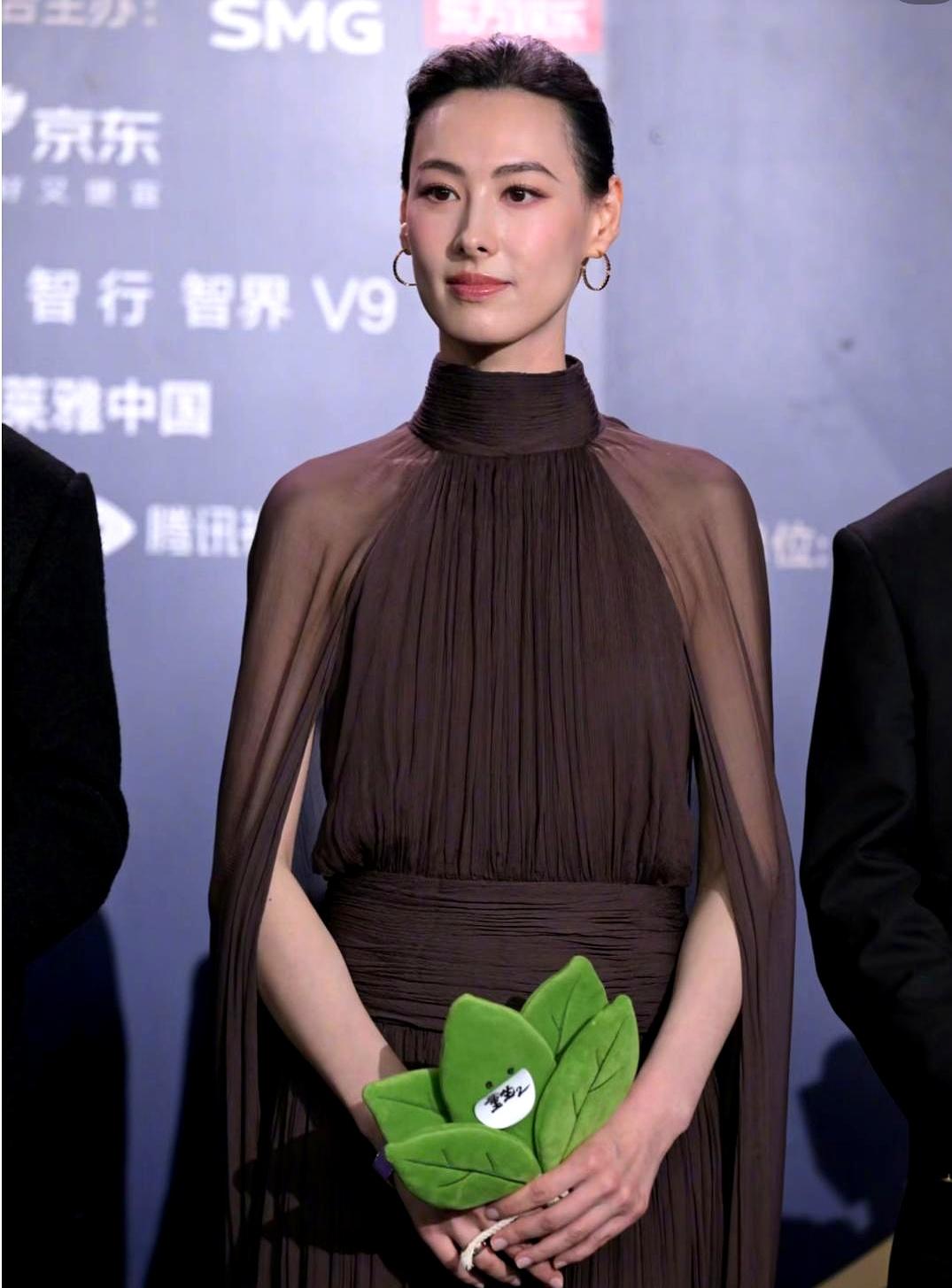深夜翻到这条，说李家不给她名分，自有李家的道理；又有人夸她聪明，早就长了大荧幕的