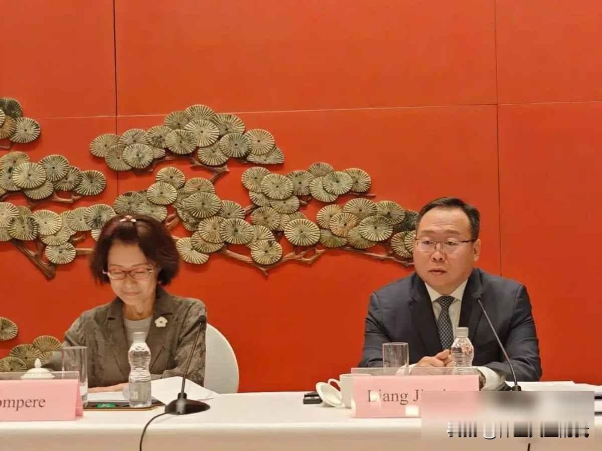 中美芯片战再升级，美国反华共识成铁板，中方底牌何时亮？
中美刚签完联合声明，特朗