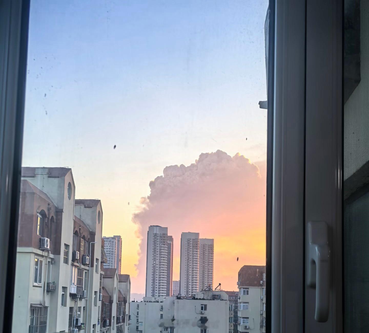 官方回应青岛大火不同角度的感受说是什么轮胎厂希望平安～ 