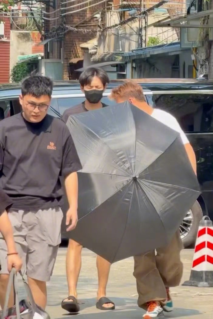 李现到了广东都变好追了再帅的男神来了广东也逃不过拖鞋OOTD！上一秒气场全开下一