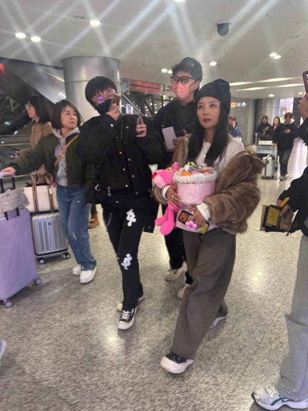 最近何洁现身机场，她这回搭配的很有潮流时尚感，气质也不错，真的是好漂亮。

何洁