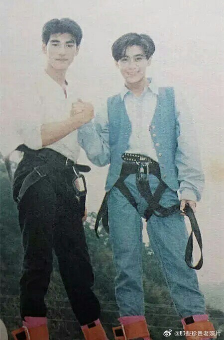 1995年，林志颖、金城武在电影《校园敢死队》片场。 