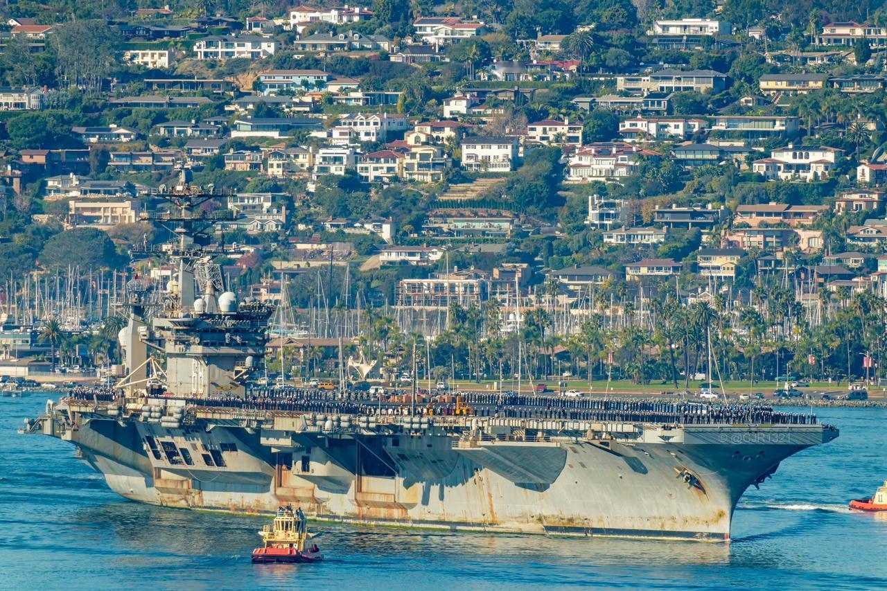 锈迹斑斑的“尼米兹”号航空母舰（CVN-68)