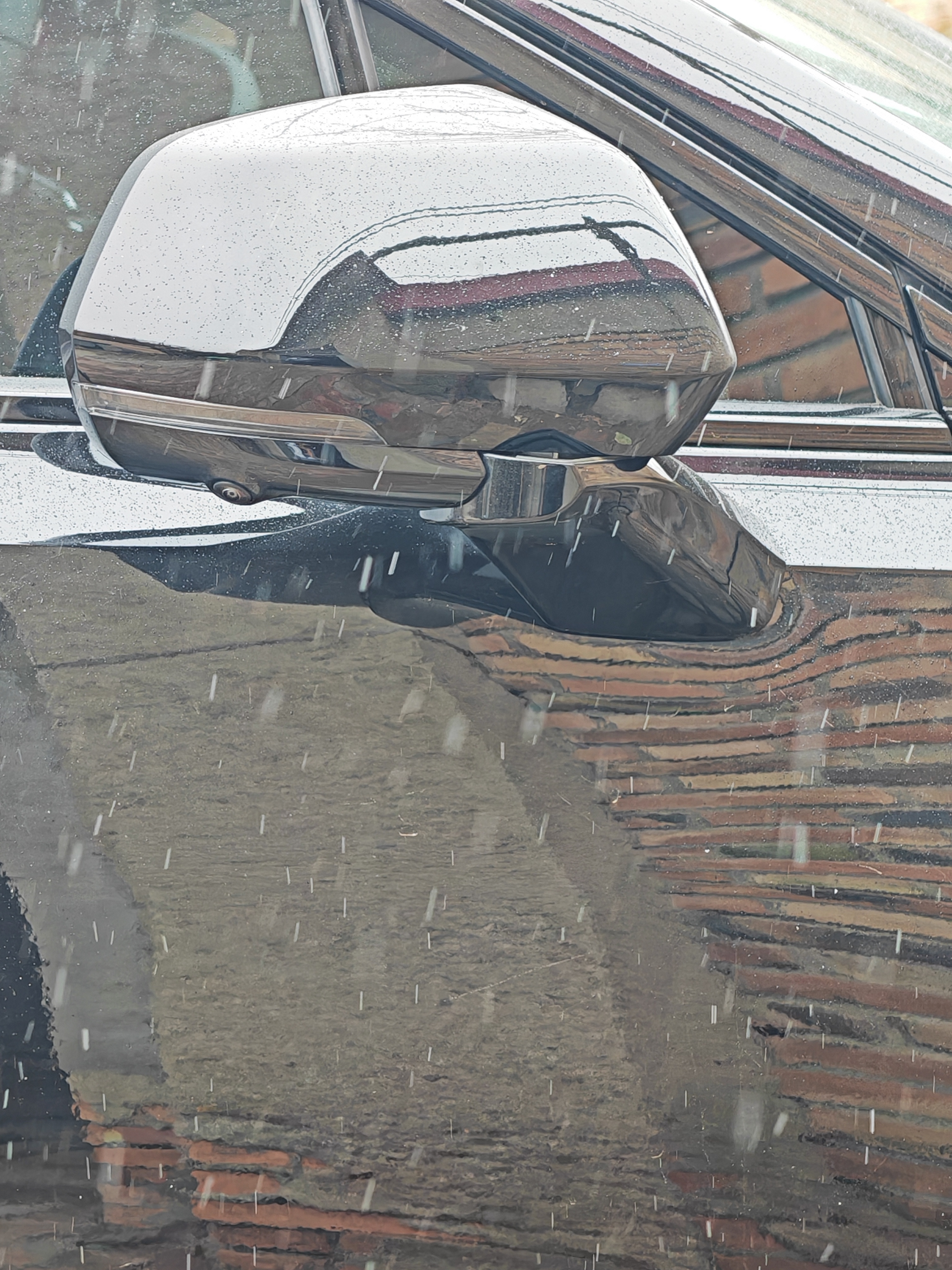 天津下雪天津的初雪也终于来了，今天正好回老家串亲戚，郊区的雪挺密就是雪花不大，落