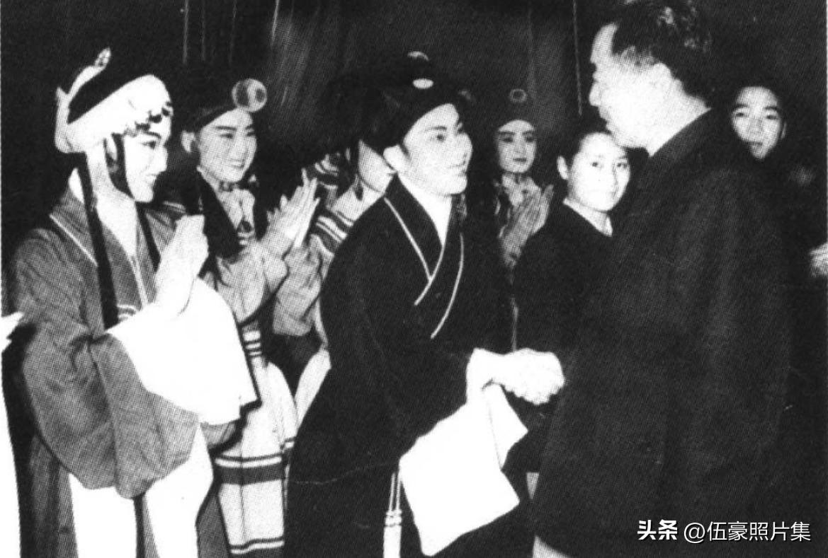 1959年，周恩来同志在上海锦江小礼堂观看《评雪辨踪》后，接见越剧演员徐玉兰、王