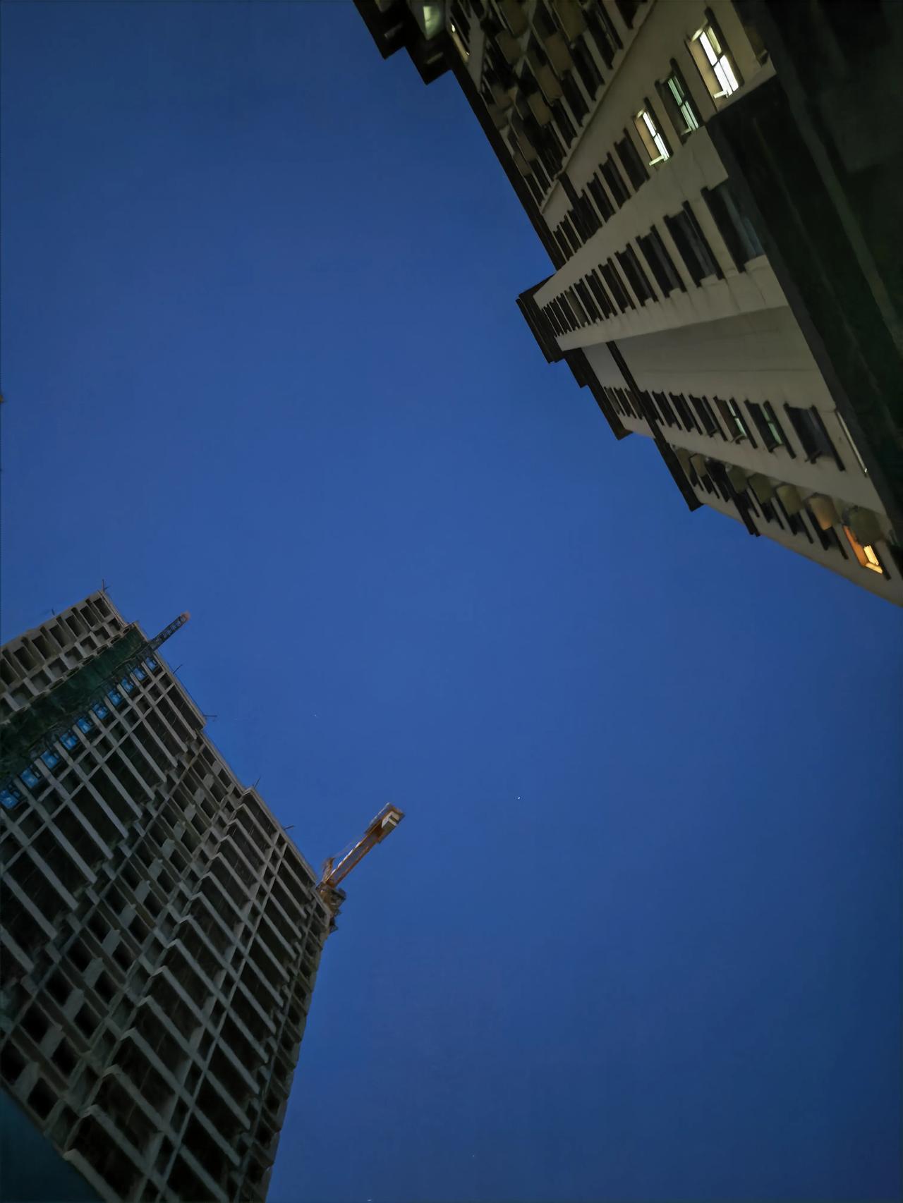 最近办了一件挺尴尬的事情，
一个同事提了离职，老板让我接她的活，我原以为她着急走