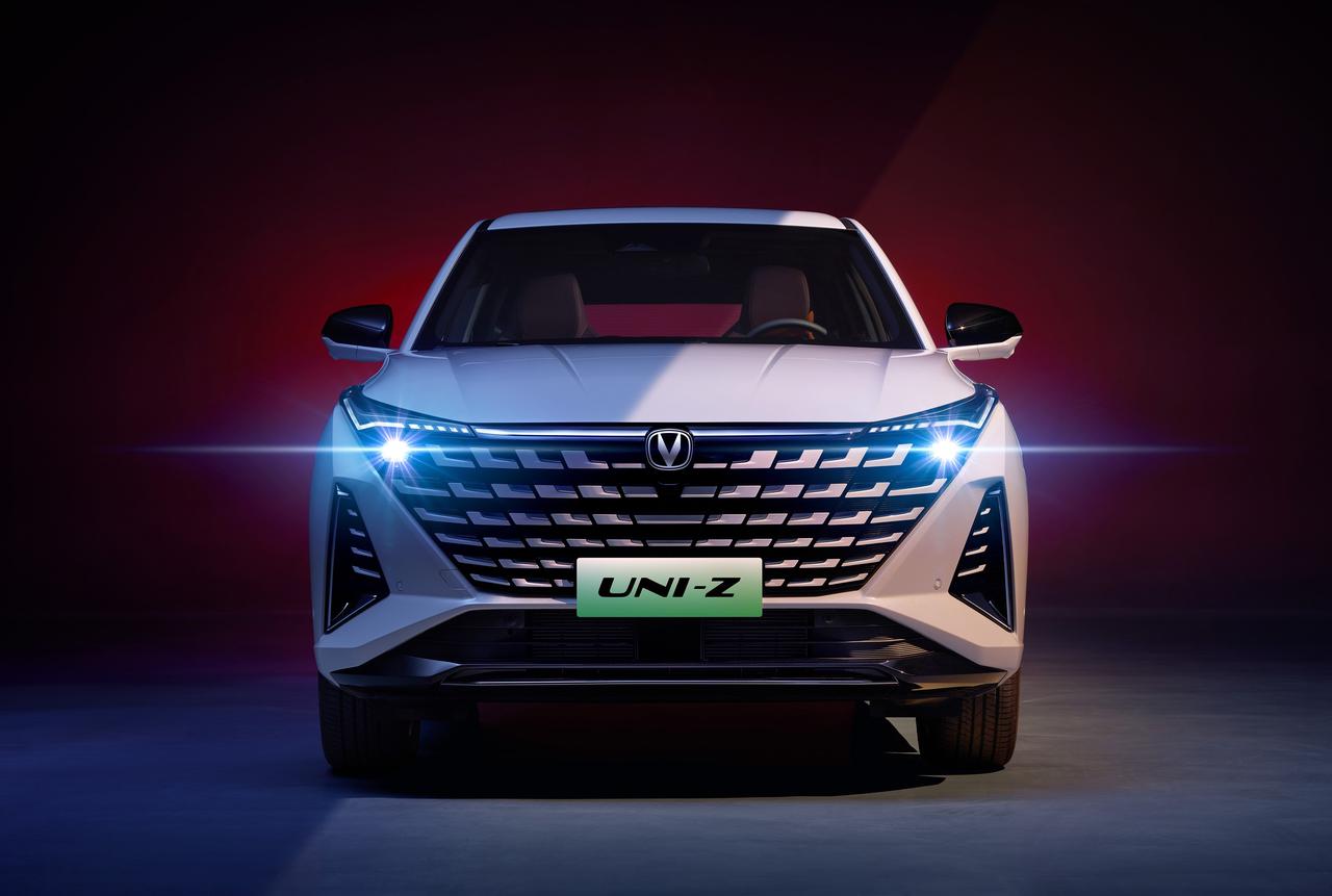 长安UNI-Z官图发布，新车定位紧凑型SUV，动力形式为插混车型，新车预计会在今