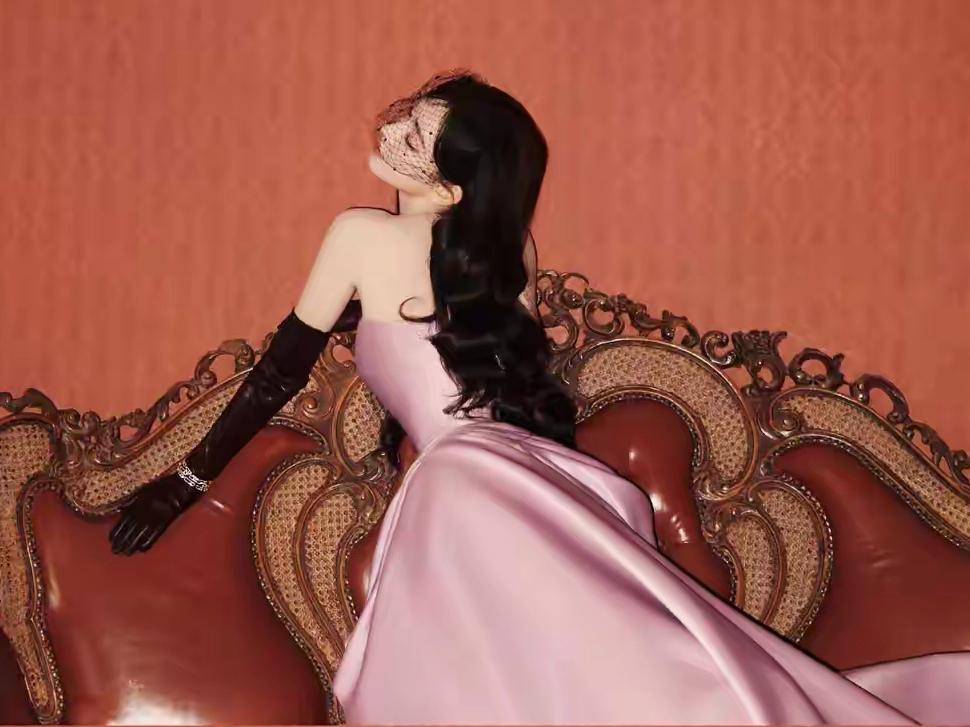 27岁的程潇用一袭樱花粉长裙诠释甜美元气，爱心领口与层叠裙摆尽显公主范，冷白皮与