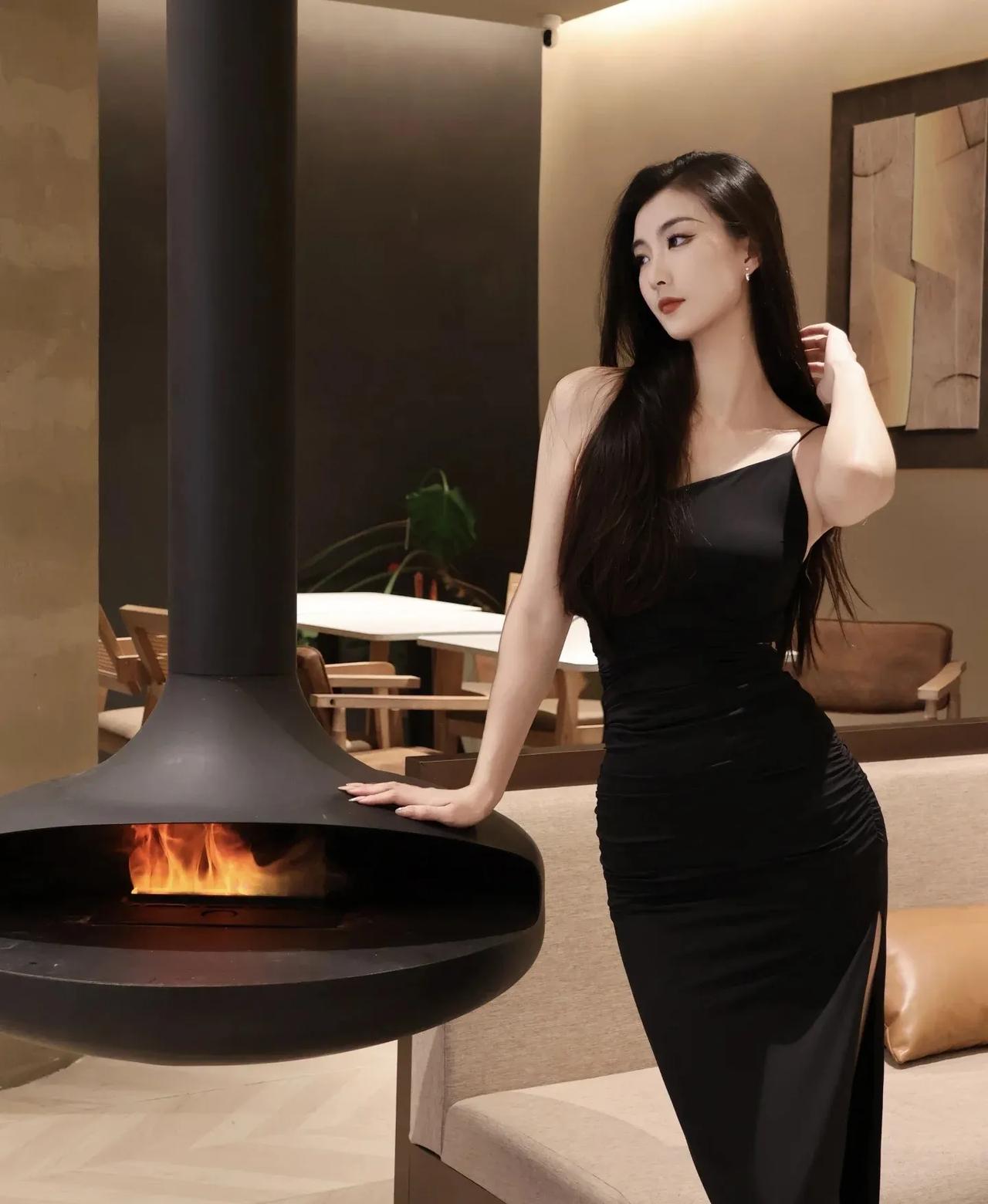 优雅黑裙，火炉旁的美人