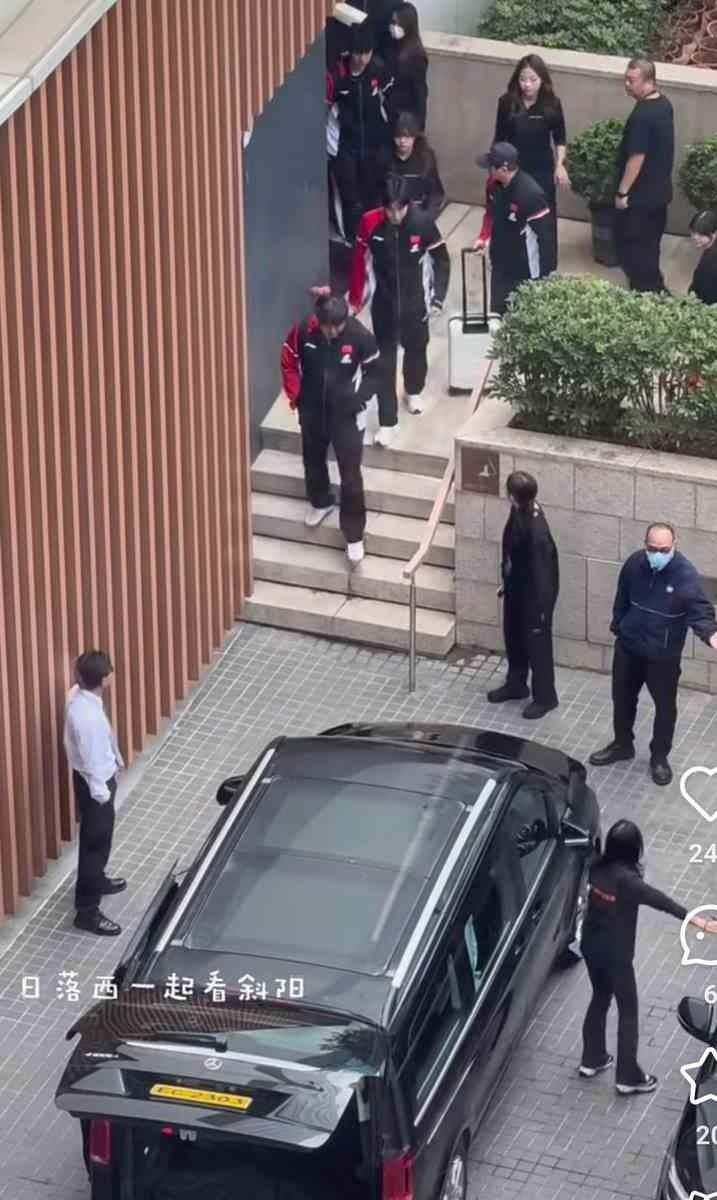 薛飞一个人陪他和莎莎打混双训练。
这画面你细品，一个右手，陪两个左手主力练混双。