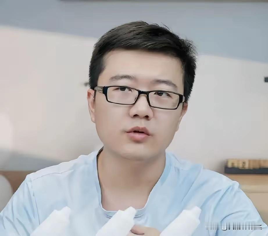 有人问莱维，为什么澳门冠军赛王楚钦需要参加，而莎莎和曼昱不参加。
因为南线除了王