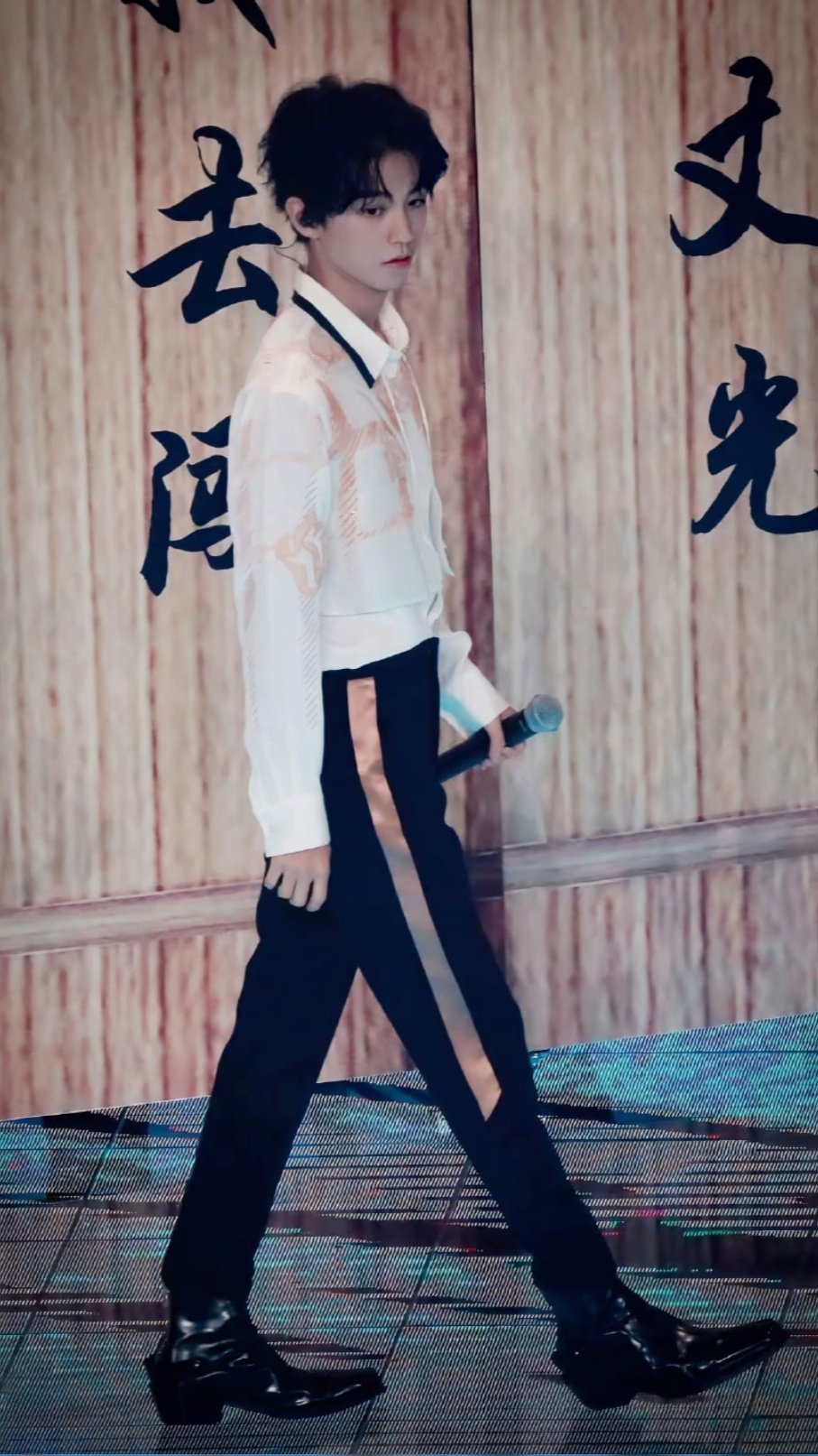王俊凯自作曲树读 “被诋毁过的玫瑰，却依然向往着世间” 𝐓𝐡𝐞 𝐫𝐨?