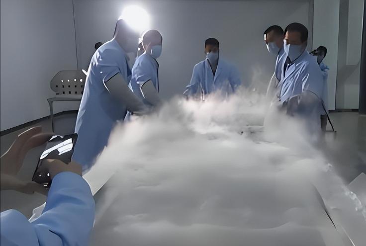 全球首例被冻了几十年的人解冻时，打开液氮罐的瞬间，在场的人被惊得连连后退，毕竟那