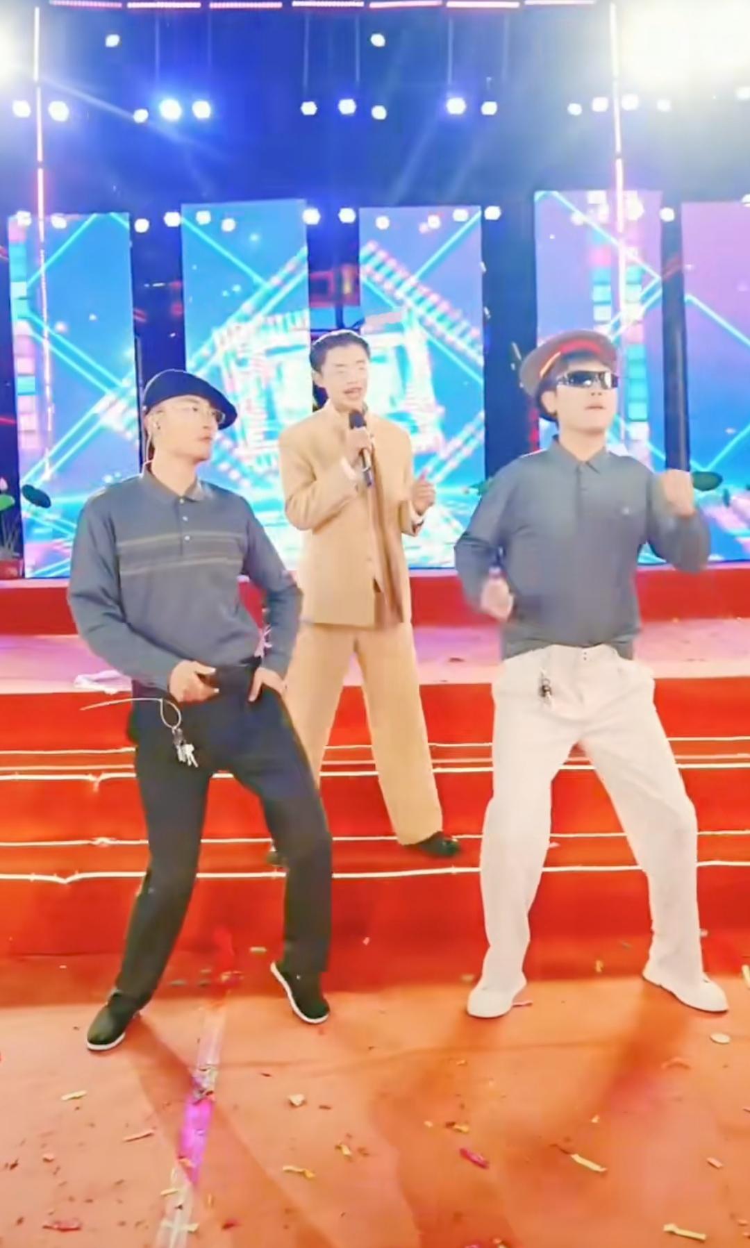 一个网红，靠运气和流量一夜暴富，却因为一个不恰当的举动、被指不尊重军人形象的行为