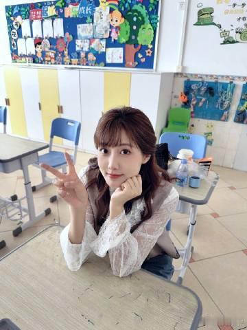 李艺彤完全女高中生李艺彤海豹公主罚站版 眨巴眨巴水灵灵的大眼睛，李艺彤海豹公主罚