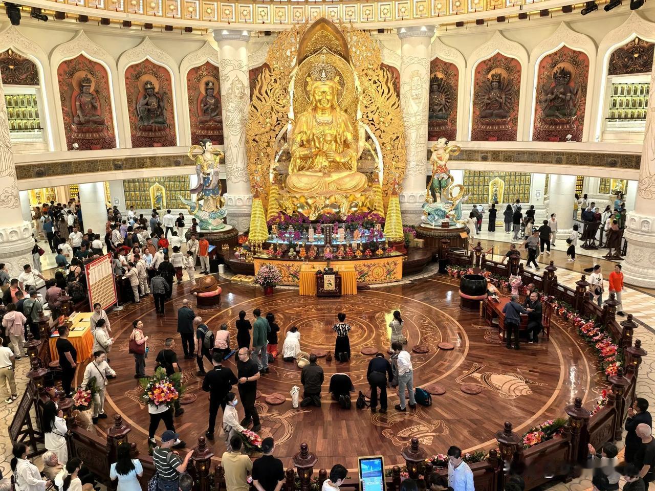 这是海南三亚南山海上观音菩萨大殿祈福的人。宝哥去年冬天去旅游，用手机记录的一张照