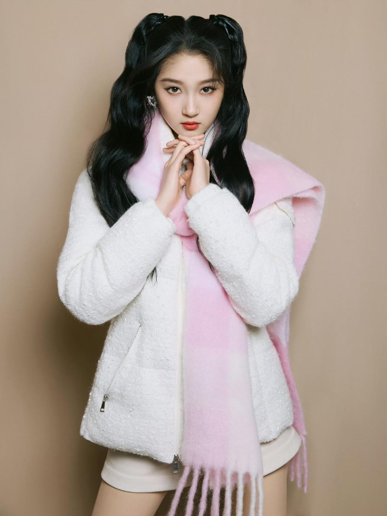 晓彤元气俏皮感十足，能量加满🔋
关晓彤