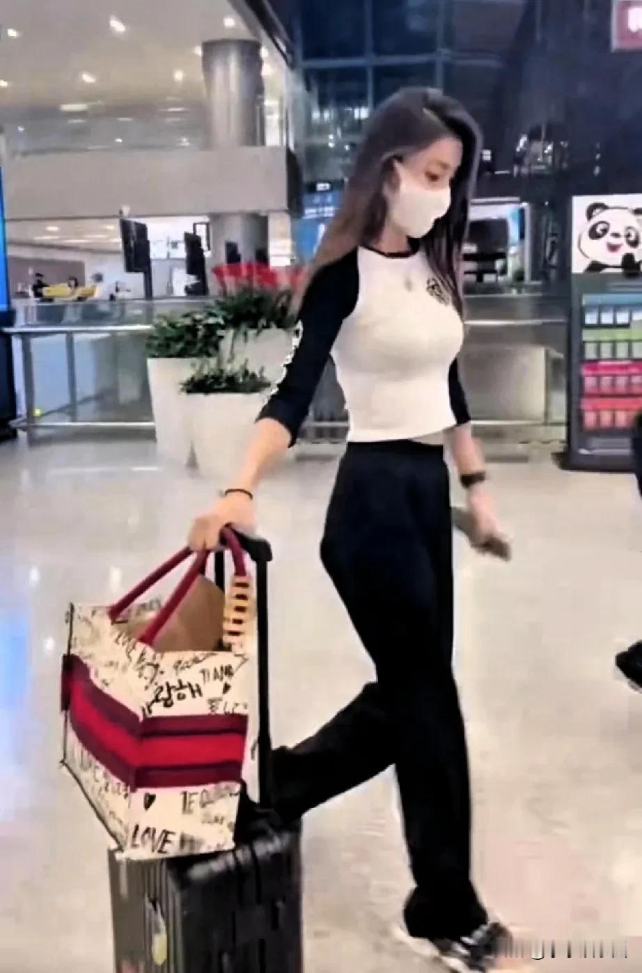 杨颖机场被女粉丝夸赞，“baby，你今天好美，你也太漂亮了！”杨颖听到夸赞，眼睛