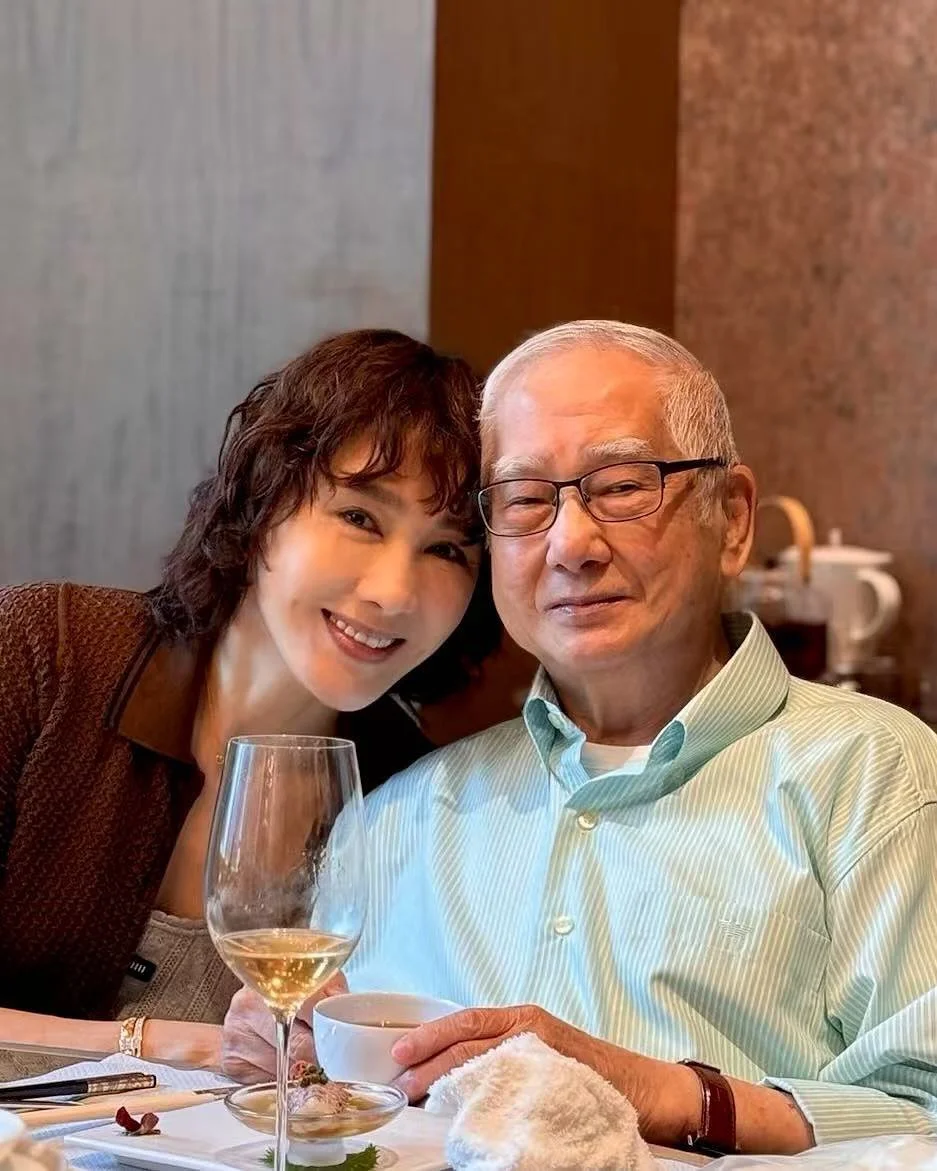 黎姿和弟弟为爸爸庆祝父亲节