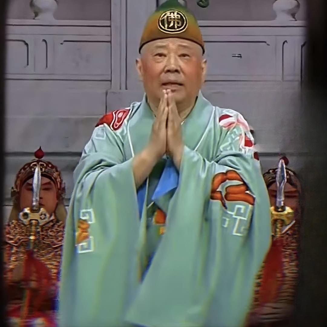 郭德纲这事一出来
我外公抱着手机忙了一晚上
我问他在做什么，他说
把手机里存了好