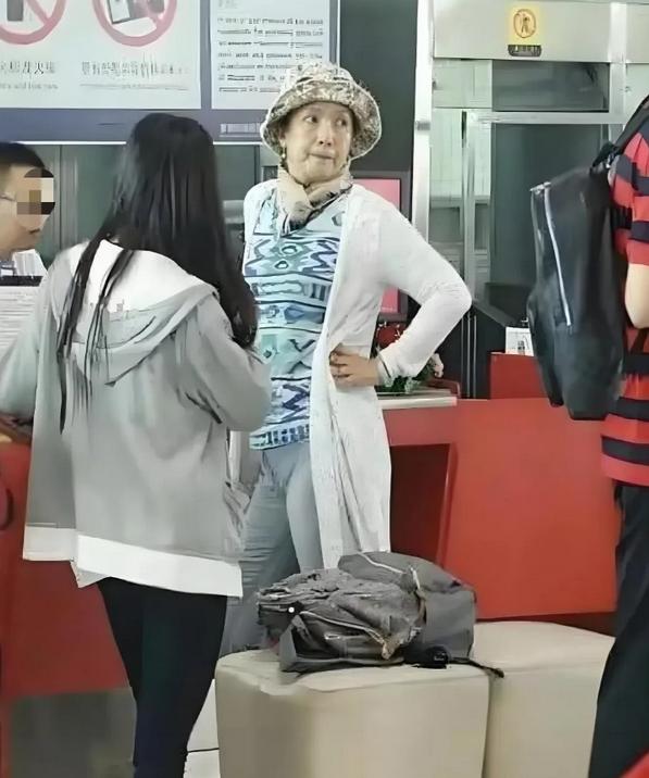 吕丽萍回国了，据说是回来看病，她老公自称在美国捡垃圾都可以生活的很好，不知道这夫