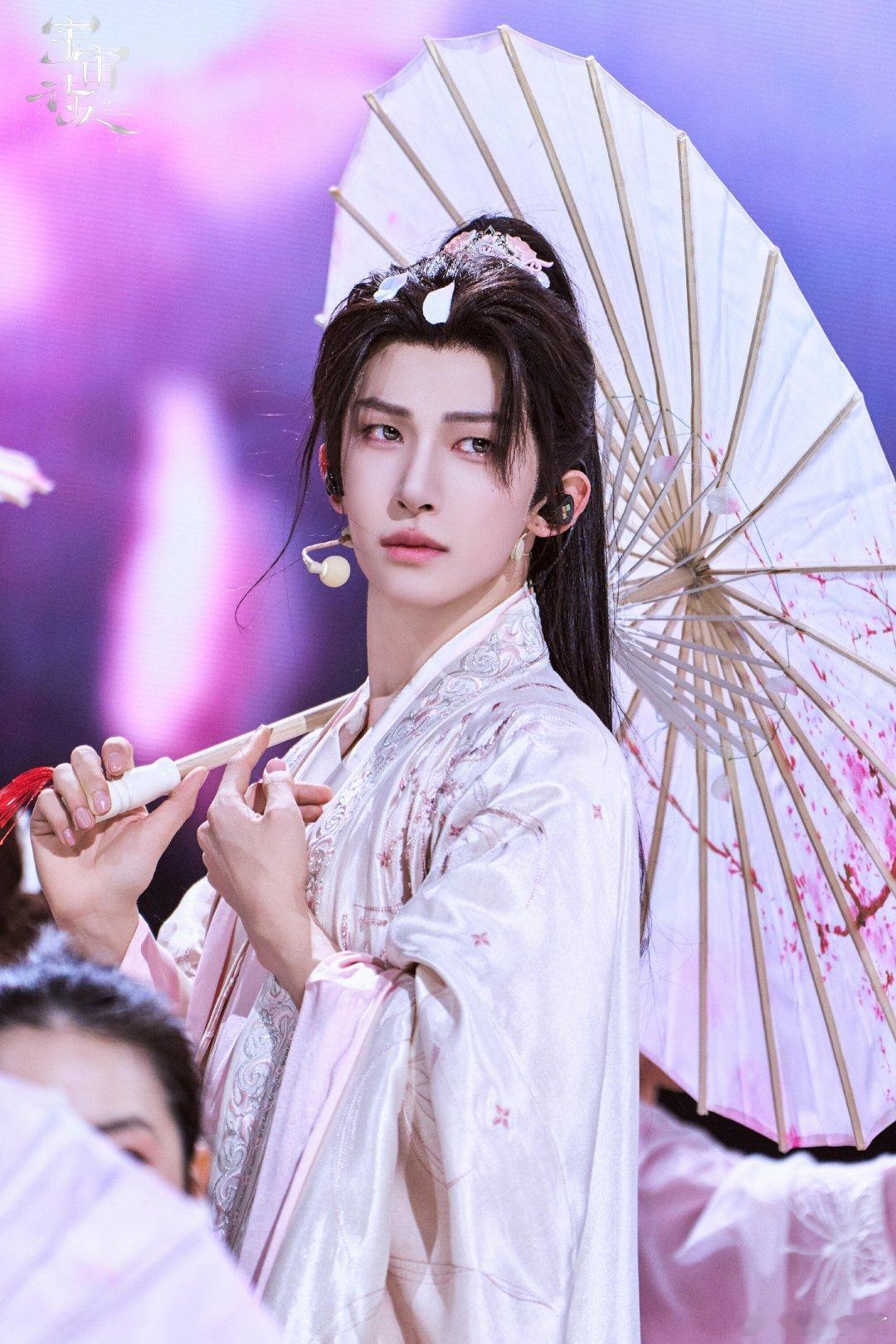 刘宇像从壁画里走出来的第一眼就被惊艳到啦，刘宇整个人古韵十足，神态仪态和壁画人物