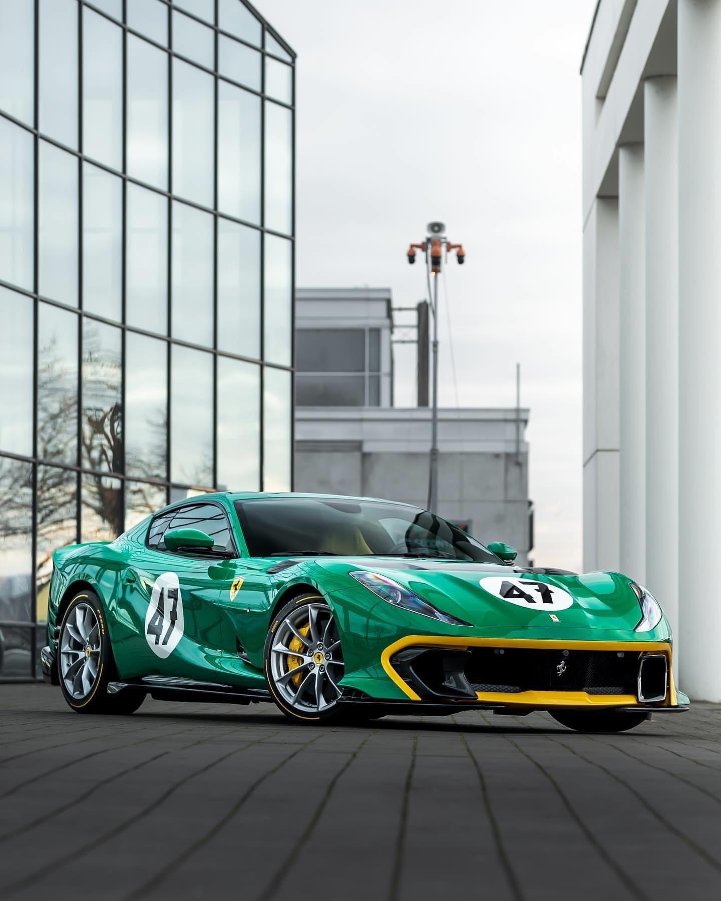 这台定制版812 Competizione灵感来源于1962年的法拉利250 G