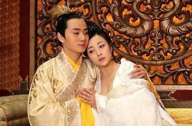 649年，李世民病危。太子李治迫不及待向武则天表白：“与其喊你为母，不如喊你为妻