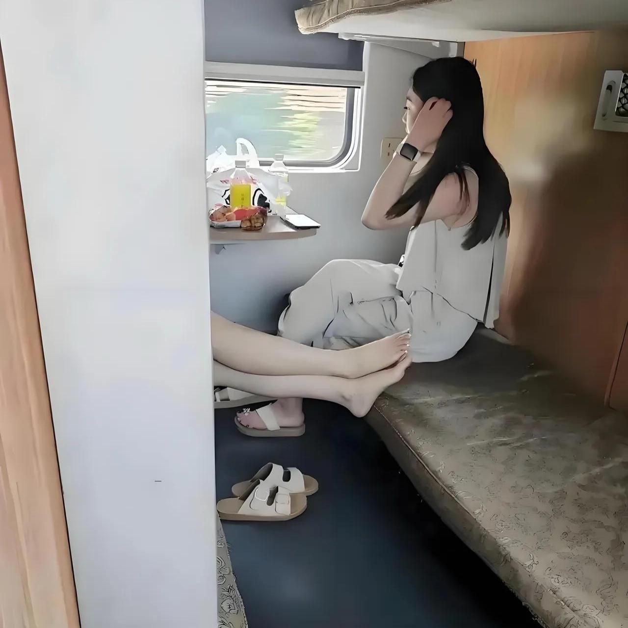 刚上卧铺瞬间心梗，真想立马换车厢
 
刚踏入火车卧铺车厢，眼前景象直接看得一肚子
